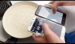 Thả Samsung Galaxy S6 cùng iPhone 6 vào nước sôi 100 độ